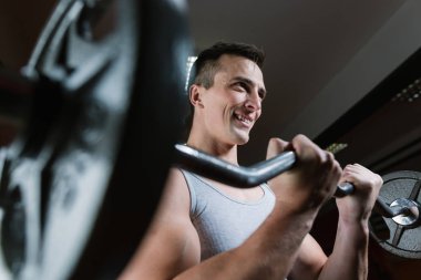 Atletik erkek spor salonunda eğitim 