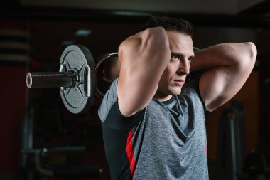 Atletik erkek spor salonunda eğitim 