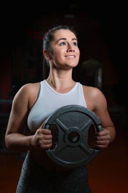 Atletik kadın spor salonunda eğitim 