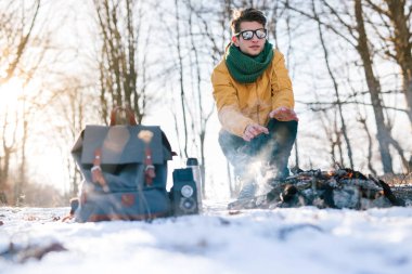 Adam dağda kamp ateşi rahatlatıcı