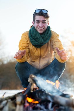 Yakışıklı beyaz izci adam 