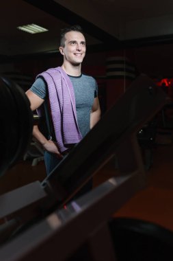 spor salonunda genç adam