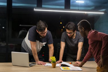 Ofiste çalışan iş adamları