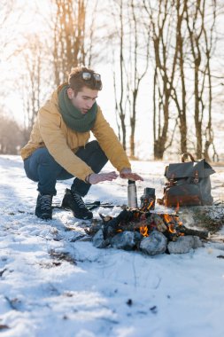 Adam dağda kamp ateşi rahatlatıcı