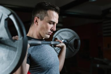 Atletik erkek spor salonunda eğitim 