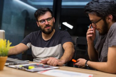 Ofiste çalışan iş adamları