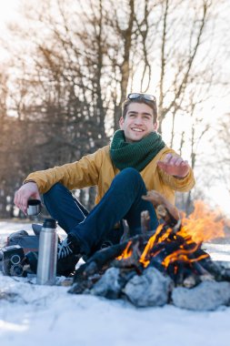 Adam dağda kamp ateşi rahatlatıcı