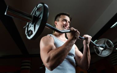 Atletik erkek spor salonunda eğitim 