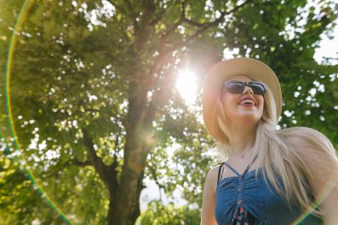 Gülümseyen genç sarışın kadın.