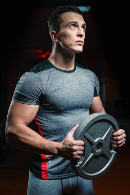 Atletik erkek spor salonunda eğitim 