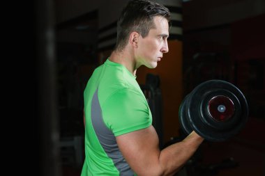 spor salonunda genç adam