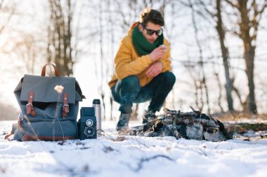 Adam dağda kamp ateşi rahatlatıcı