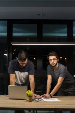 Ofiste çalışan iş adamları