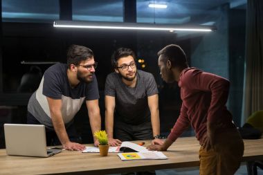 Ofiste çalışan iş adamları