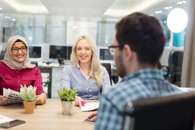 İş adamları toplantım var.