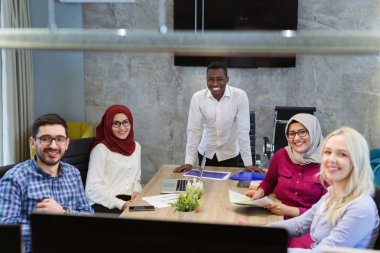 Ofiste çok kültürlü iş takım