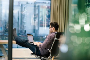 Genç adam ofiste çalışıyor.