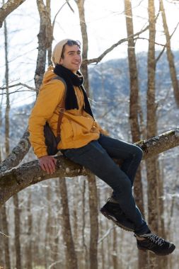 Ormandaki genç adam