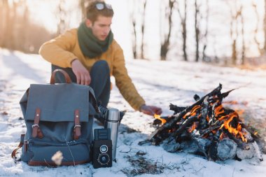 Adam dağda kamp ateşi rahatlatıcı