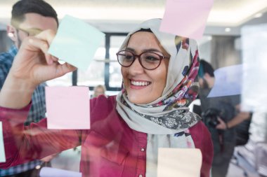 Ofiste güzel Arap kadın