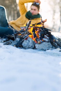 Genç adam kış ormanında