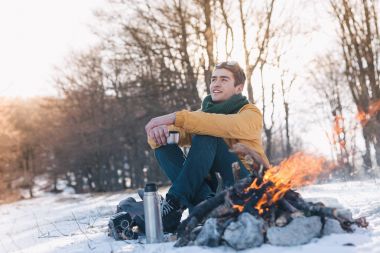 Adam dağda kamp ateşi rahatlatıcı