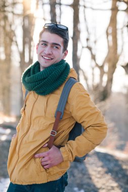 Genç adam kış ormanında