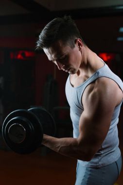 Atletik erkek spor salonunda eğitim 