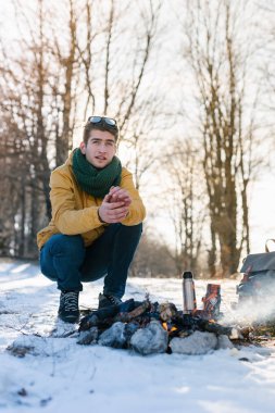 Adam dağda kamp ateşi rahatlatıcı