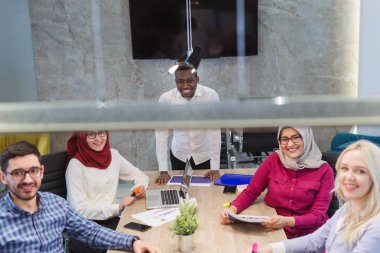 Ofiste çok kültürlü iş takım