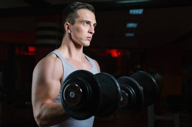 Atletik erkek spor salonunda eğitim 