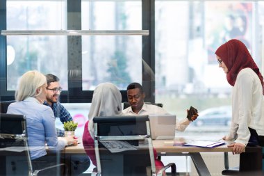 Modern ofis toplantı uymak