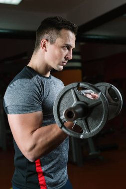 Atletik erkek spor salonunda eğitim 