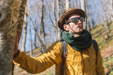 Ormandaki genç adam