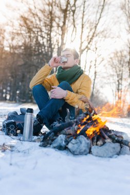 Adam dağda kamp ateşi rahatlatıcı