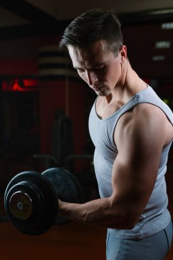 Atletik erkek spor salonunda eğitim 