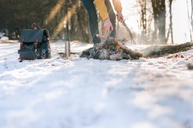 Genç adam kış ormanında