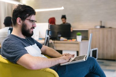 Sakallı işadamı laptop ile çalışma