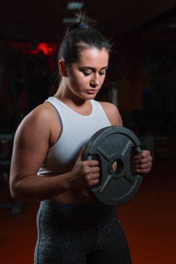 Atletik kadın spor salonunda eğitim 