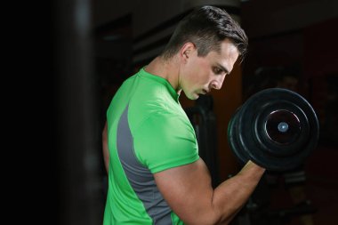 spor salonunda genç adam