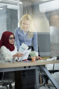 iş adamları parlak ofisi