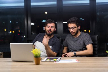 Ofiste çalışan iş adamları