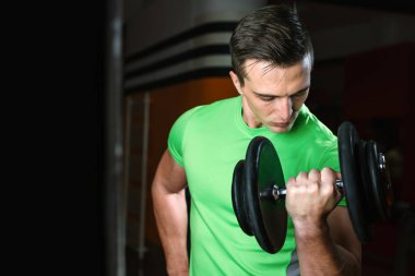 Atletik erkek spor salonunda eğitim 