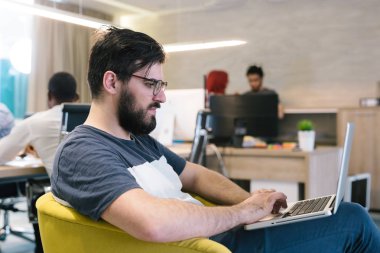 Sakallı işadamı laptop ile çalışma