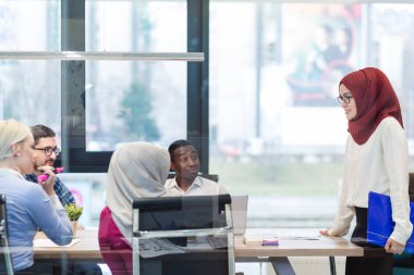 Ofiste çok kültürlü iş takım