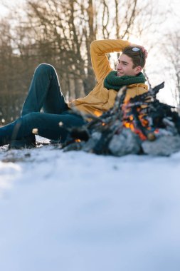 Adam dağda kamp ateşi rahatlatıcı