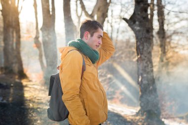 Ormandaki genç adam