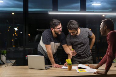 Ofiste çalışan iş adamları