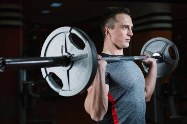 Atletik erkek spor salonunda eğitim 