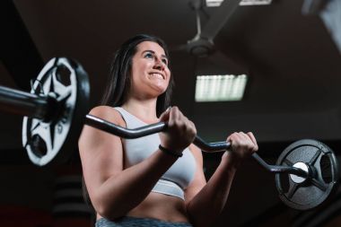 Atletik kadın spor salonunda eğitim 